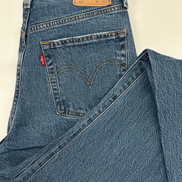 Vintage Levi's Women's 501 Original-Fit Straight-Leg Jeans - Picture 3 of 6